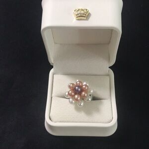 Women’s pearls ring